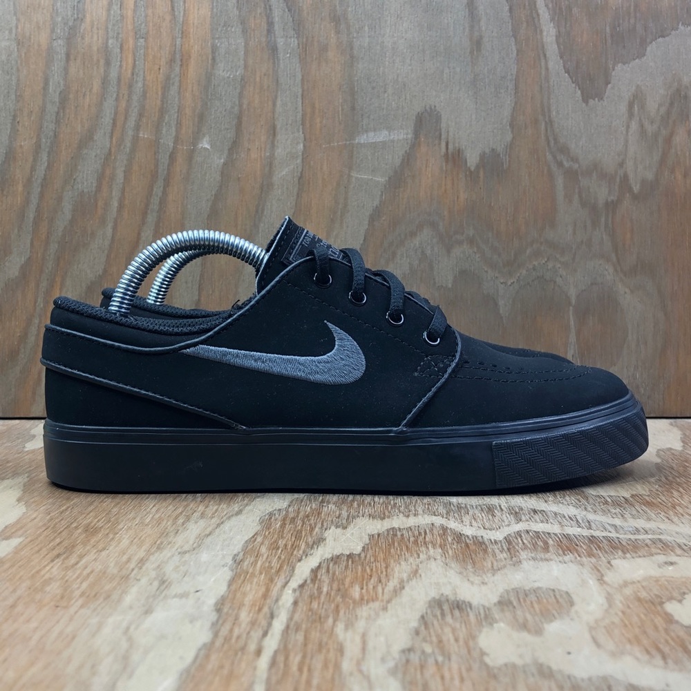 Nike Women's Black and Gray Athletic Sneakers